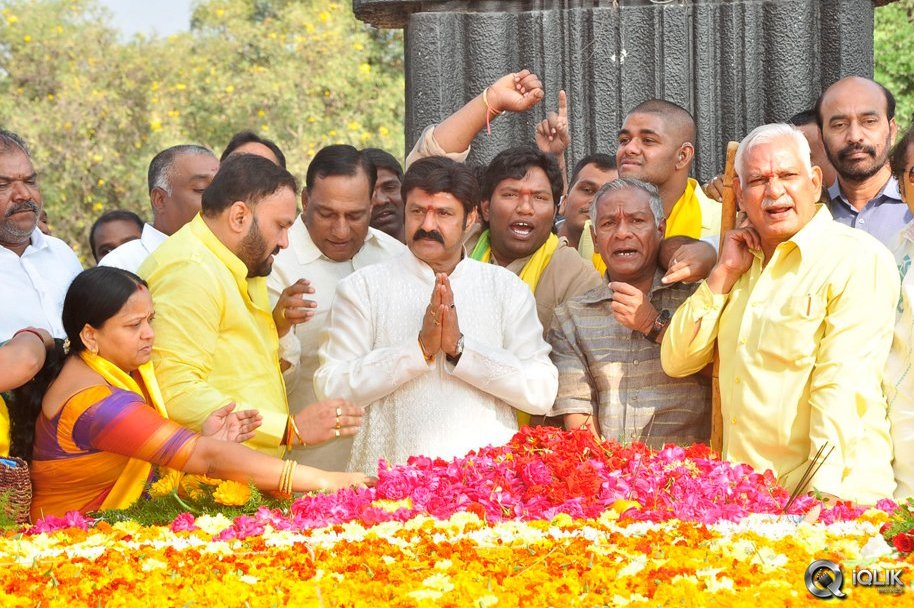 NTR-Family-Visit-to-NTR-Ghat-2016